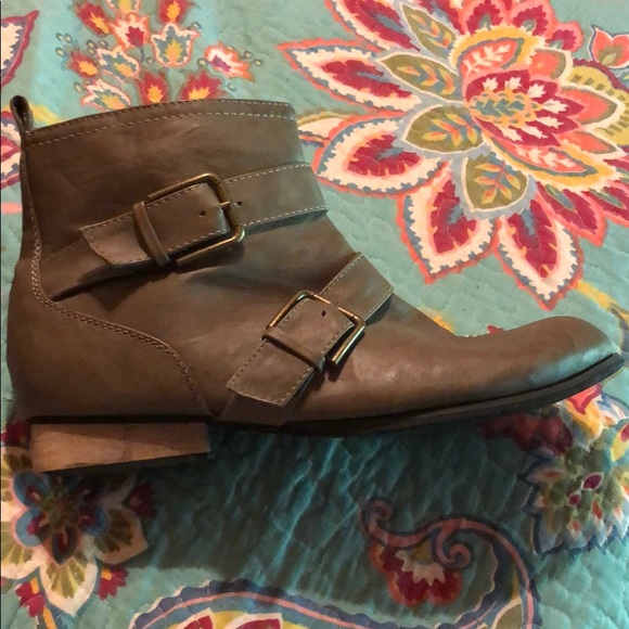 Madden girl grey booties size 8.5 - Picture 2 of 5
